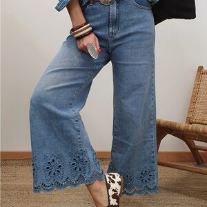 Trendy Little Daisy Boutique Chic Blue Cropped Jeans with Eyelet Hem size 4